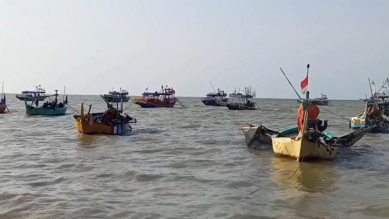 Kapal Nelayan 16 ABK Asal Rembang Hanyut di Perairan jawa